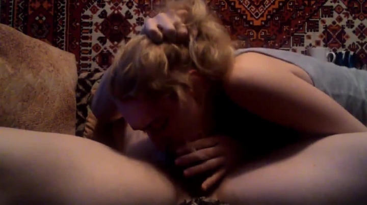 Шикарная блонда с удовольствием сосет большой член любимого мужика - секс порно видео